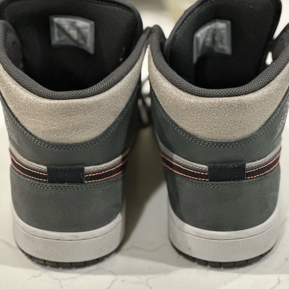 Air Jordan 1 Mid SE - Picture 4 of 5